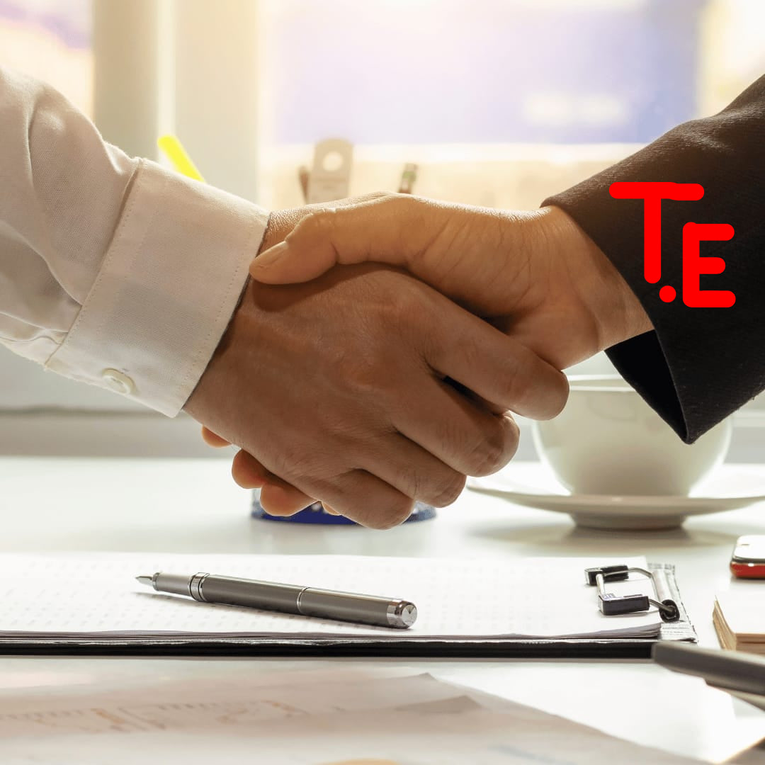 Dos personas cerrando un trato con apretón de manos